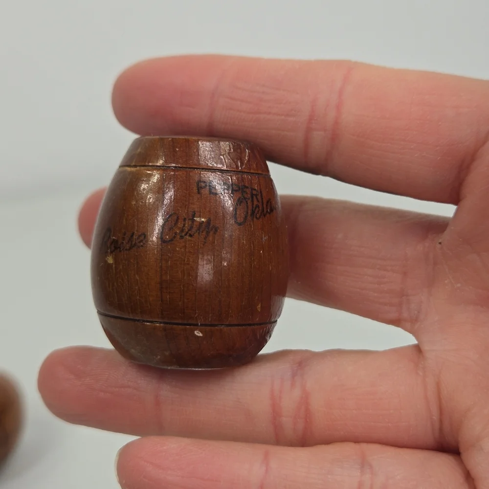 VTG Wooden‎ Salt and pepper Shakers Barrel Shaped Souvenirs Poise Oklahoma Trink